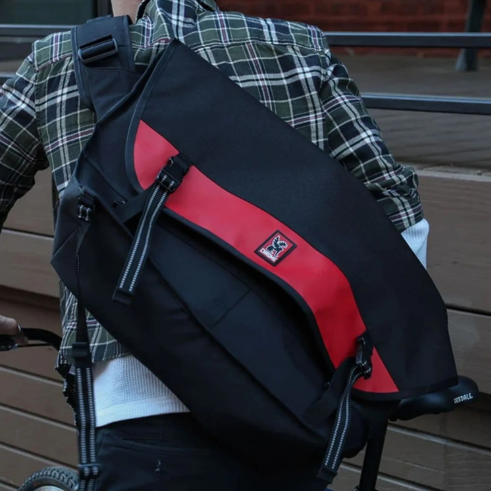 chrome industries metropolis 40l messenger ltd
