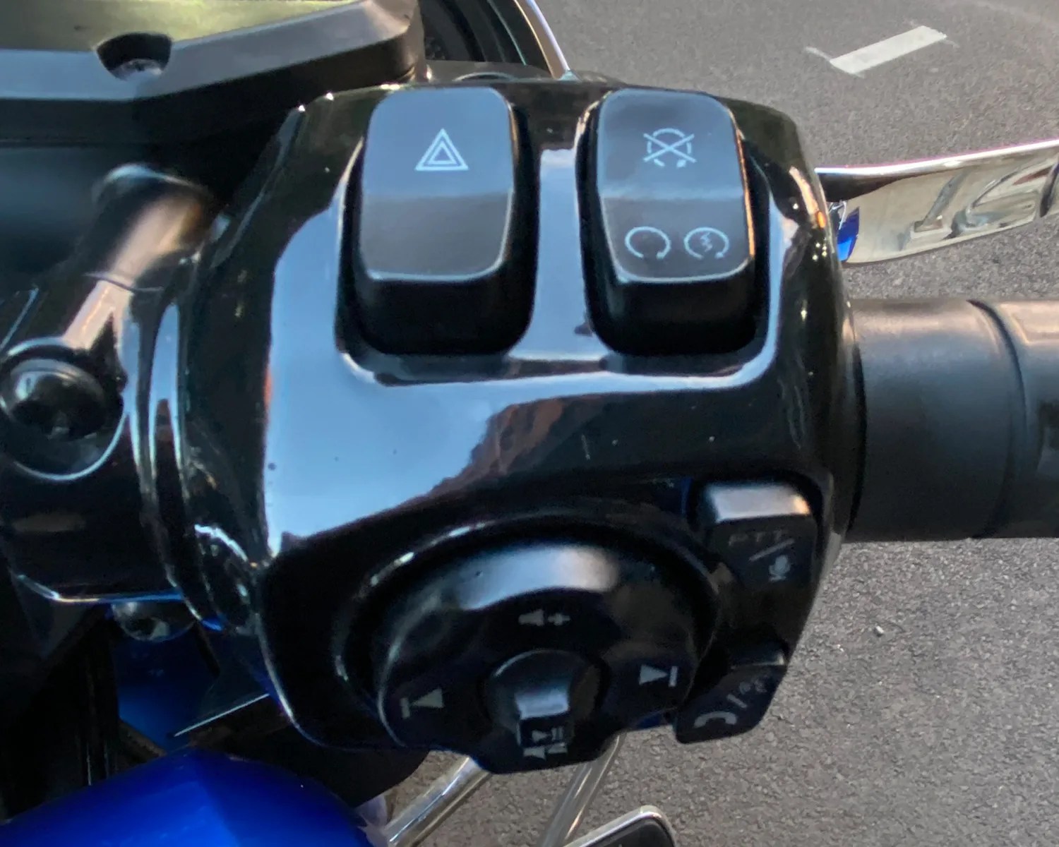 harley davidson handlebar buttons detail