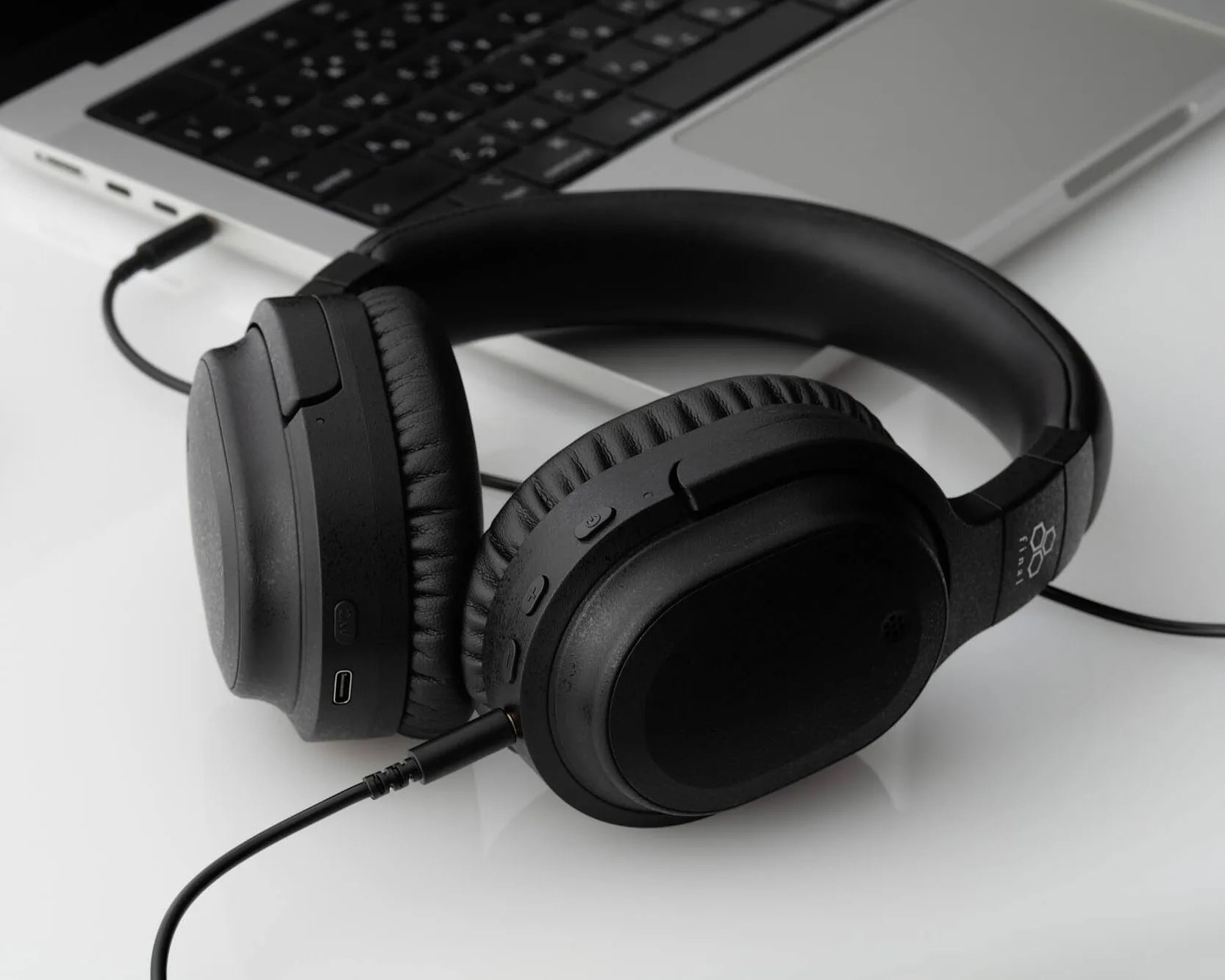Final UX3000 SV noise-canceling headphones