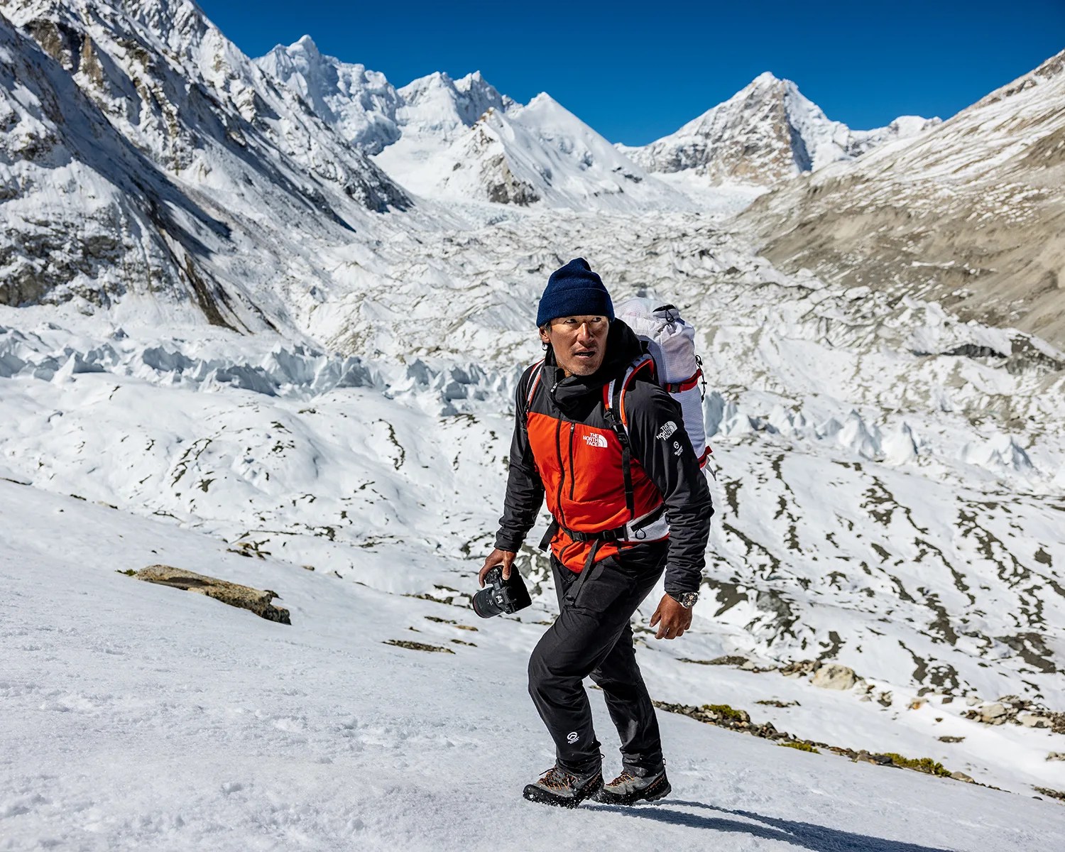 jimmy chin hiking everest