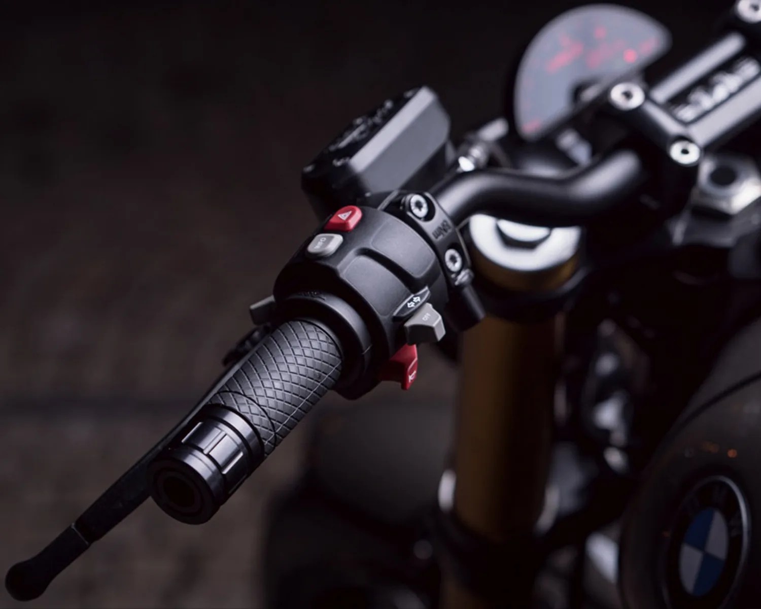 Diamond Atelier BMW R nineT Urban21 motorcycle handlebar detail