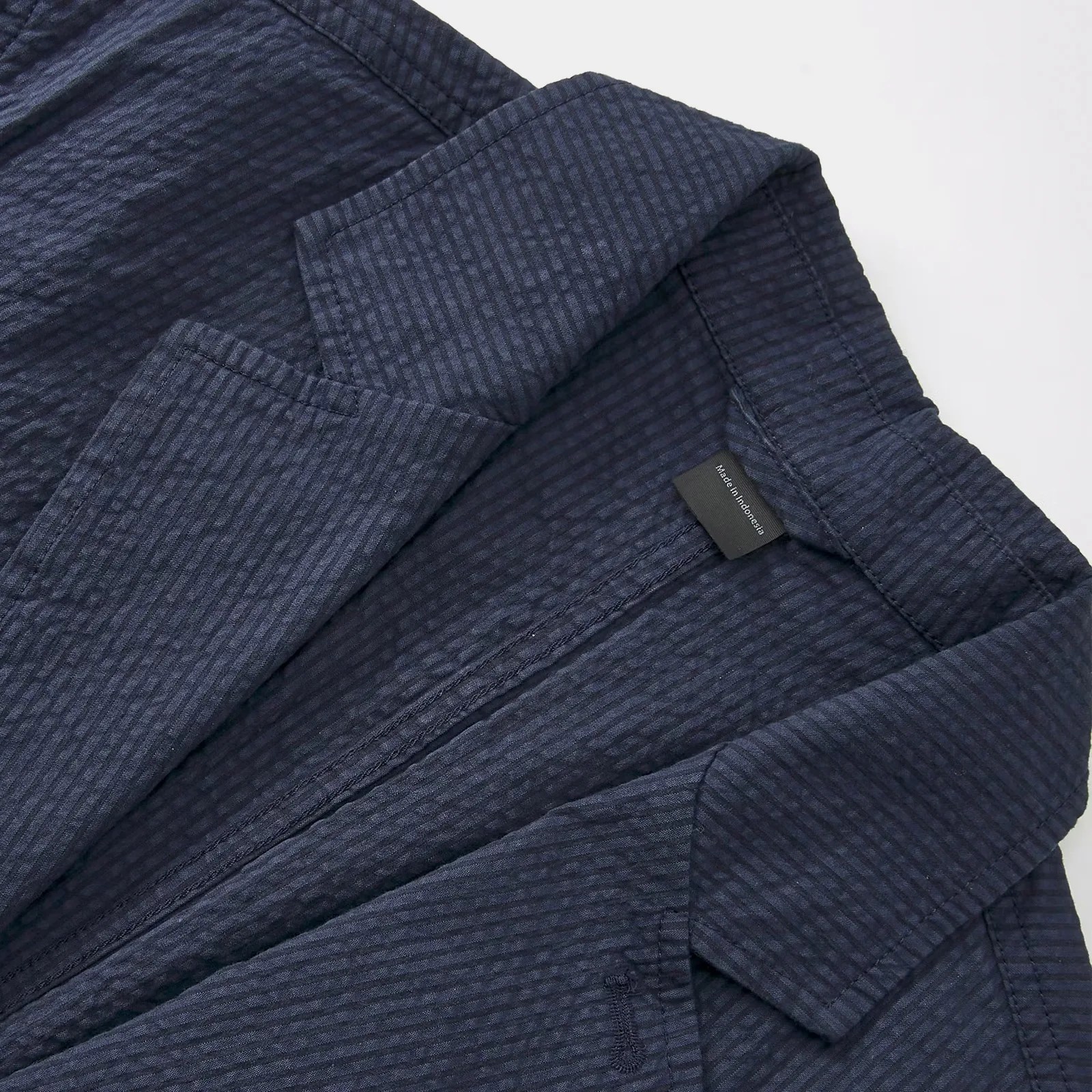 The upper collar of the Flint and Tinder Seersucker Blazer in Navy