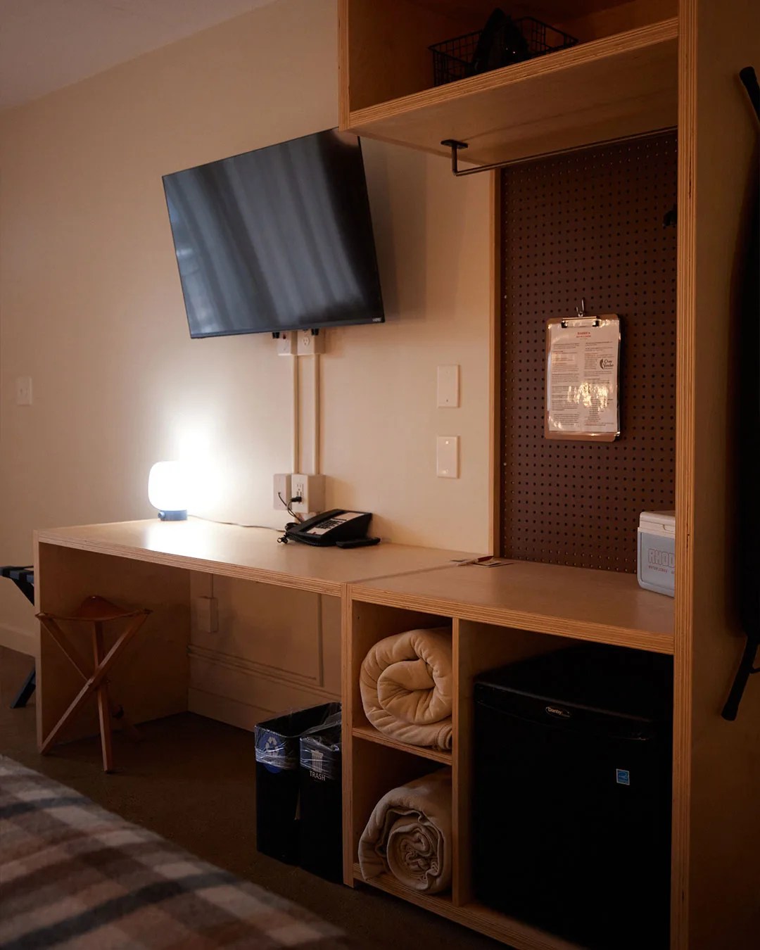 rhodes motor lodge bedroom with t.v.