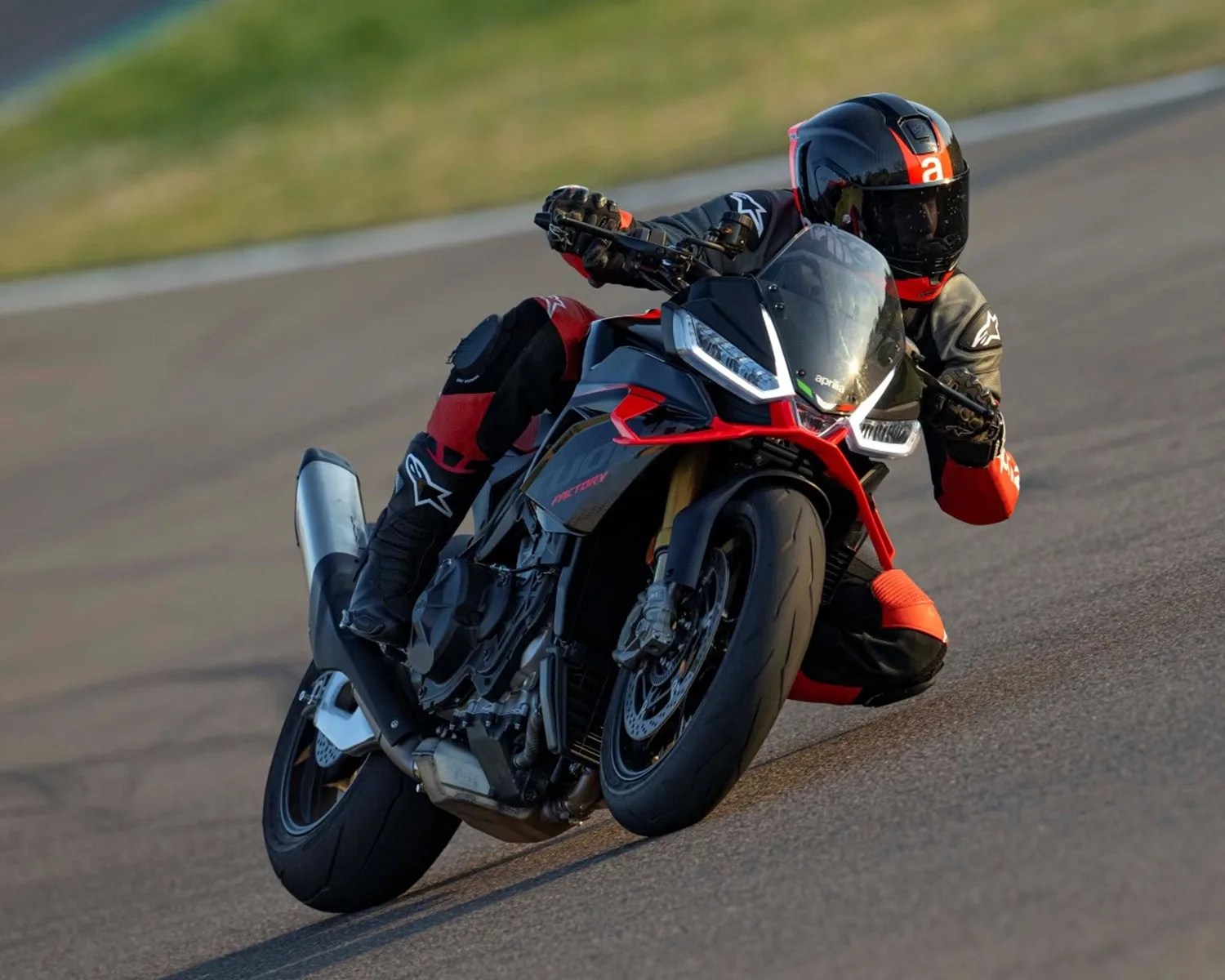 aprilia tuono v4 racetrack lean
