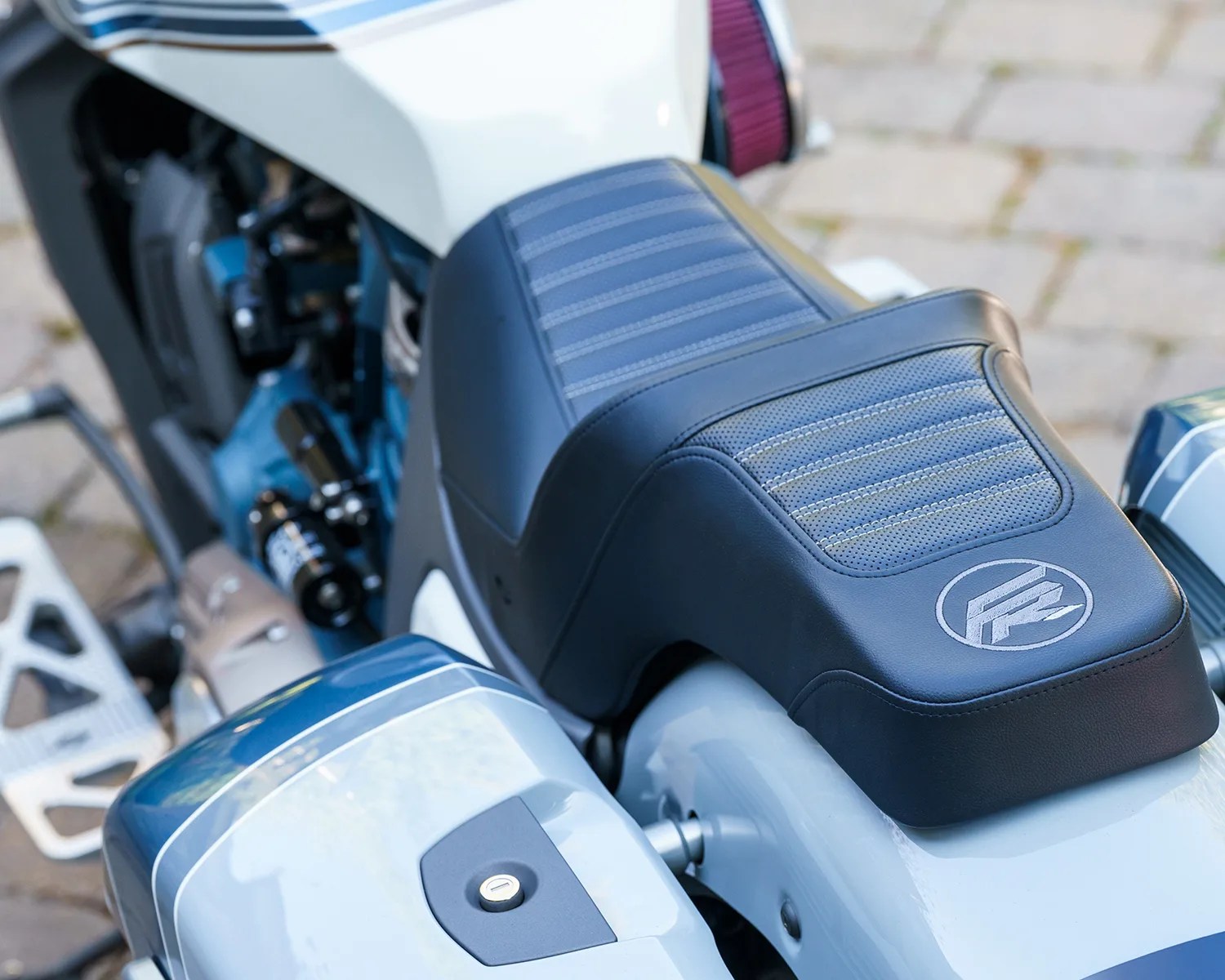 indian chieftain power plus forged tyler hubbard forever rad motorcycle seat detail