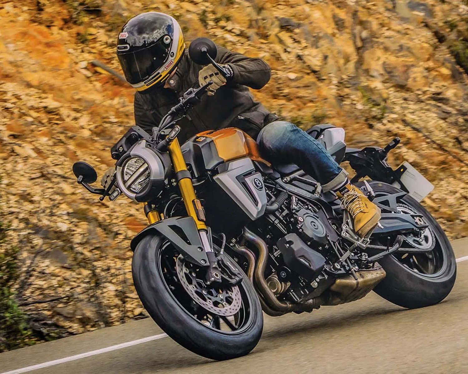 suzuki gsx-8t action