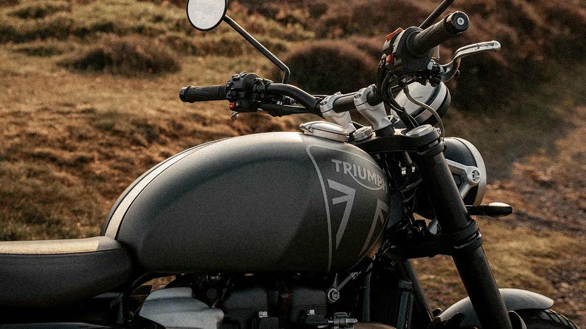 triumph scrambler 1200 x matte khaki green macro