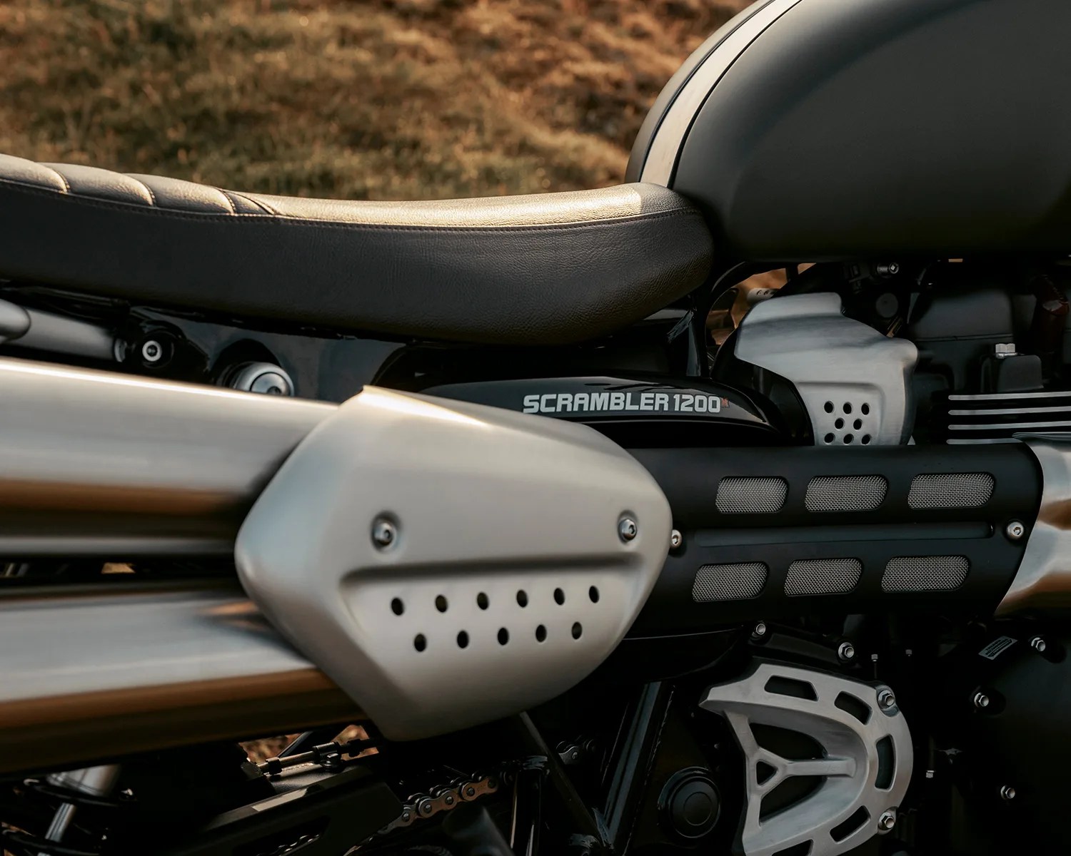 triumph scrambler 1200 x matte khaki green pipes and seat